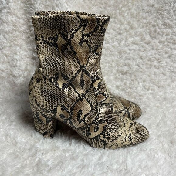 Delicious UNDER Chunky Heel Ankle Boots faux leather NATURAL PYTHON print SZ10 - Picture 1 of 8